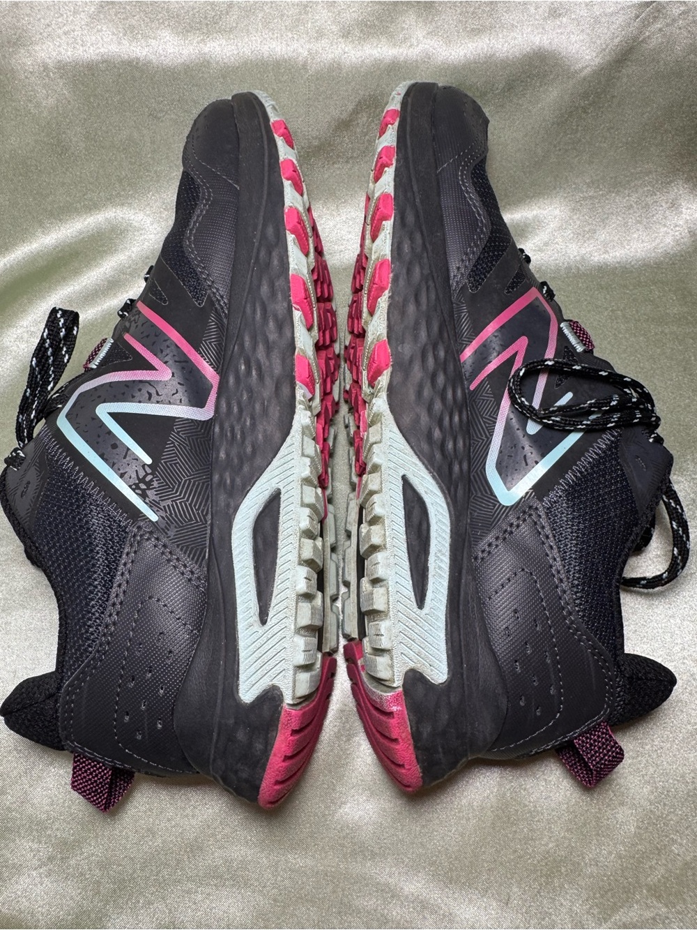 New Balance 410v8 Trail Running Shoes Black Blue Women’s Size 8.5 WIDE - Picture 5 of 8